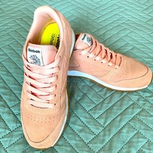Vintage 🔥REEBOK CLASSICS🔥Youth size 4.5, Women’s Sz 6.5